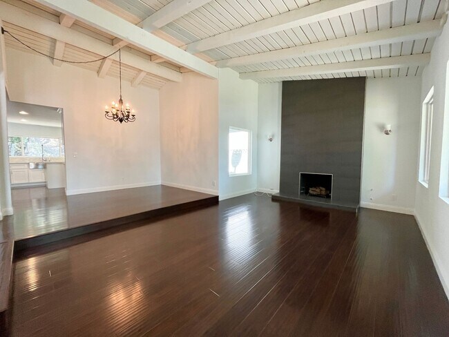 Foto del edificio - Superb single-story, four-bedroom complete...