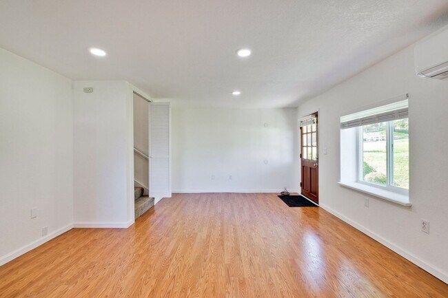 Building Photo - Must See 1 Bed 1 Bath Cottage in the heart...