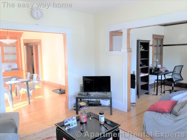 Building Photo - Tufts/Teele 2+ Bedroom