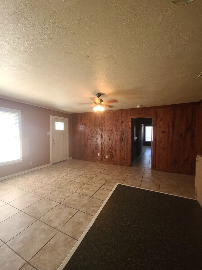Building Photo - Large 2/2 Home Lake Charles