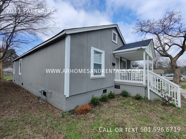 Foto del edificio - 2011 Parker St | $1095 | 3 beds, 1 full bath