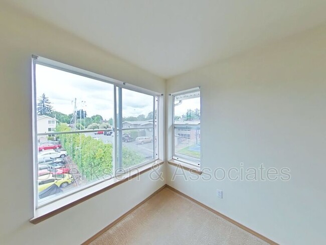Foto del edificio - 2960 NW Tyler Ave