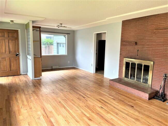Building Photo - 6710 SE Reedway St
