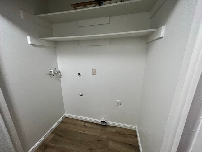 Foto del edificio - 2517 S Lakecrest Dr