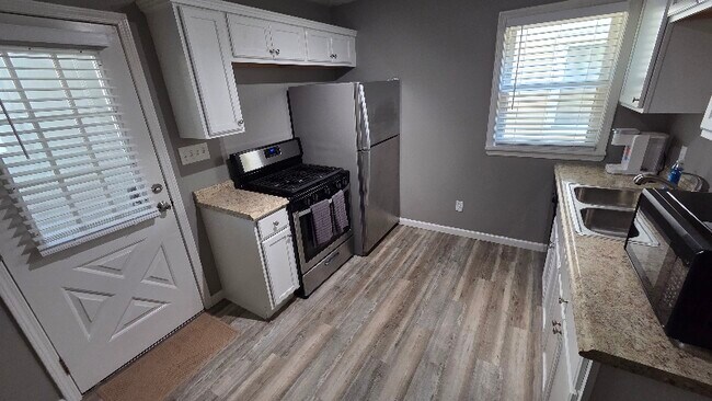 Foto del edificio - 7318-7320 Wakefield Ave