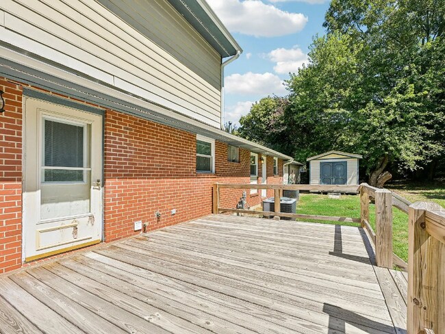 Foto del edificio - 900 Newcombe Rd