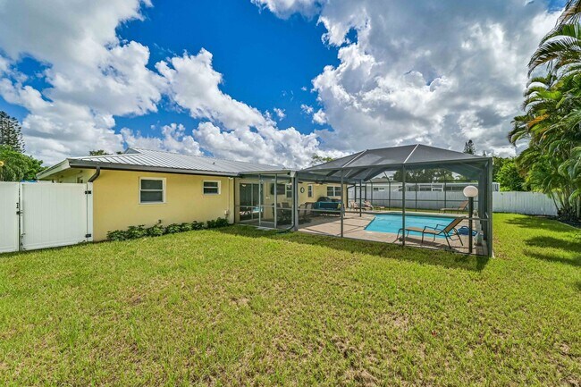 Building Photo - * 3 BED/2 BATH ~ Furnished Fort Myers Pool...