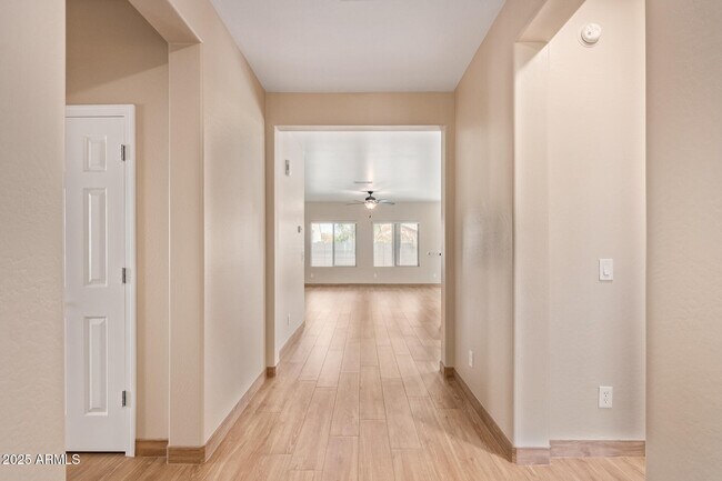 Foto del edificio - 10859 Thatcher Ave