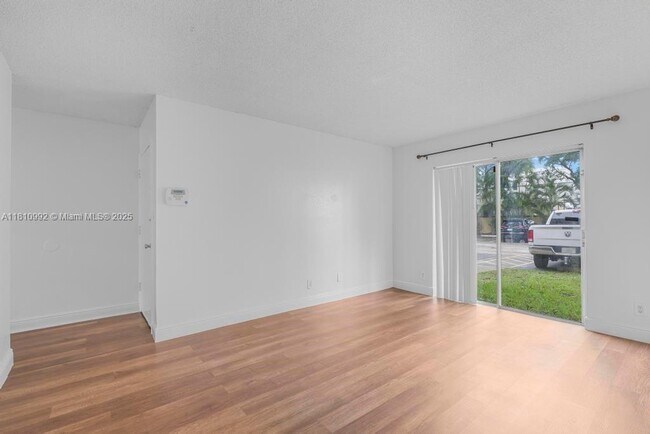 Foto del edificio - 4525 Treehouse Ln