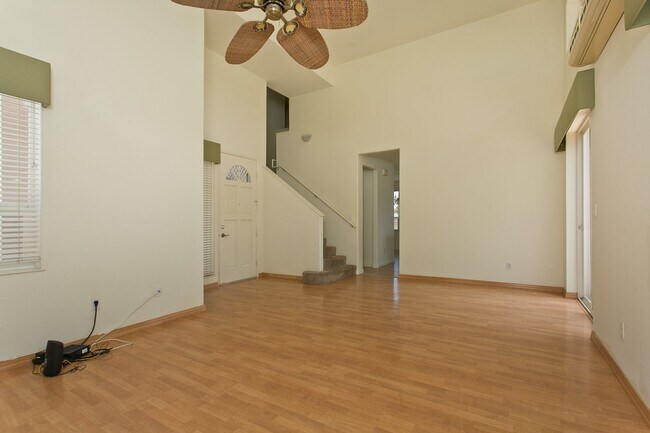 Building Photo - Available August 1st! Unfurnished 4 bedroo...