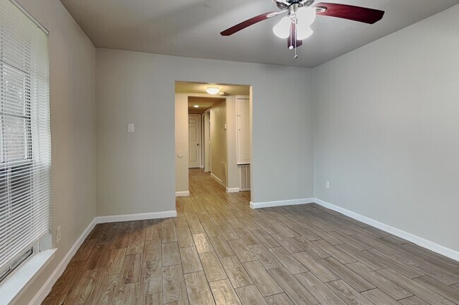 Foto del edificio - 4523 Bayou Vista Dr