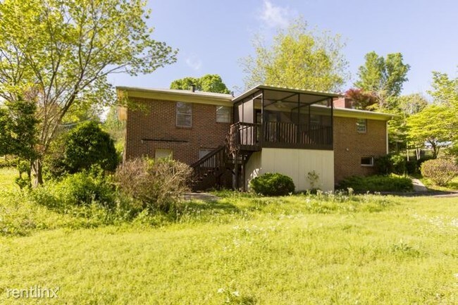 Building Photo - 2808 Cedar Ln