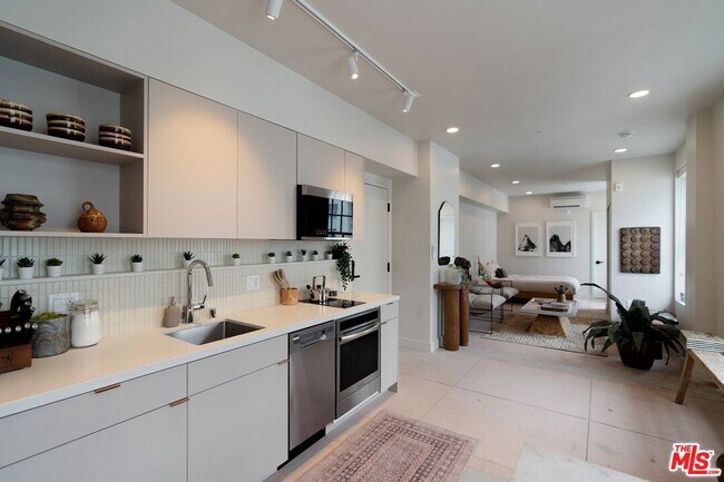 Foto del edificio - 921 S Beacon St