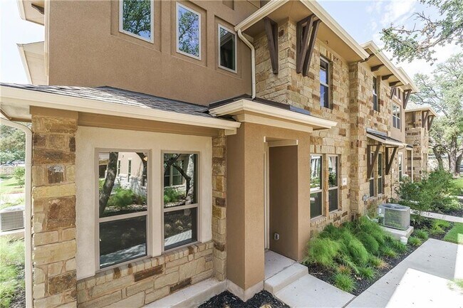 Foto del edificio - 13800 Lyndhurst St