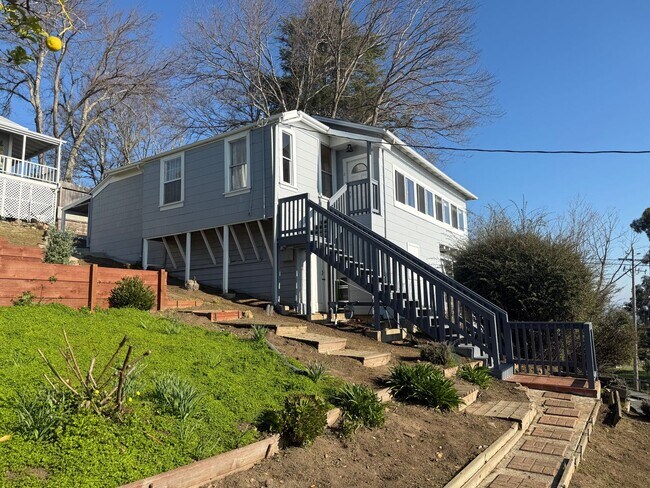 Foto del edificio - UNIQUE TWO BEDROOM ONE BATH HOME WITH DETACHED BONUS ROOM IN SAN QUINTIN VILLAGE