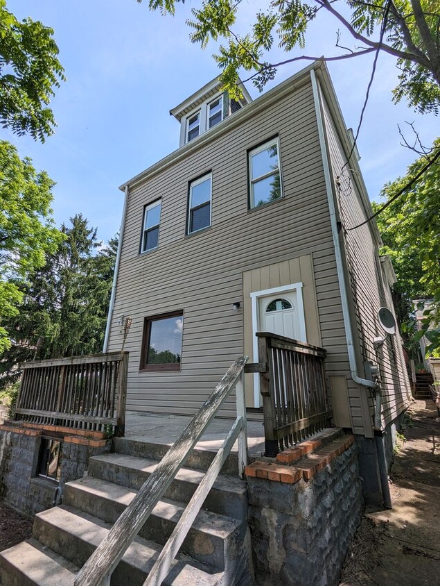 Primary Photo - Large 3 Bedroom 1 Bathroom House (Marshall...