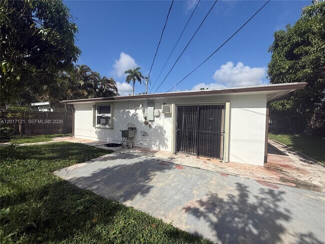 Building Photo - 2650 SW 13th Ave