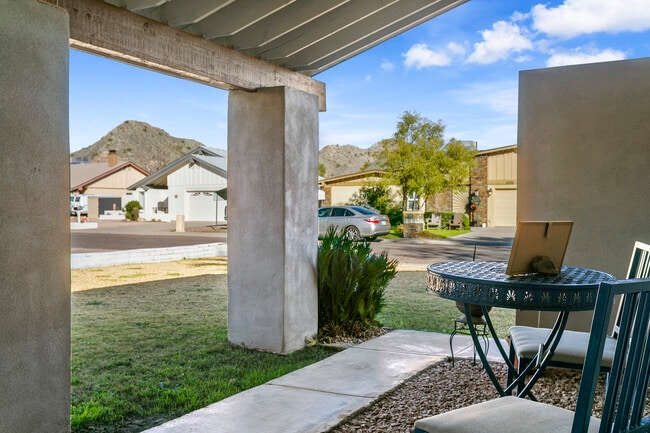 Building Photo - 2707 E Louise Dr