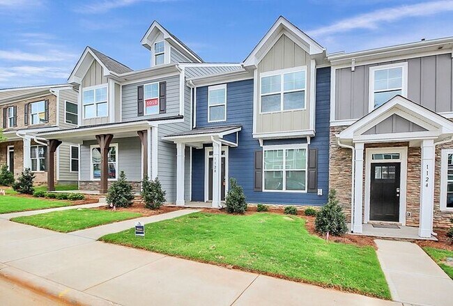 Building Photo - Stunning 3BD/2.5BA Townhome Minutes from Historic Belmont!