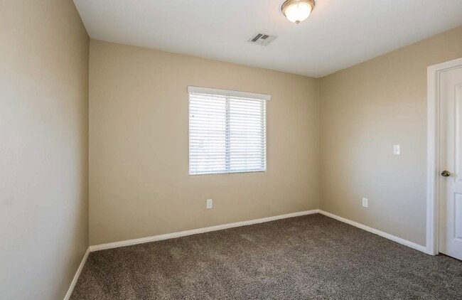 Building Photo - 5024 Valley Dr