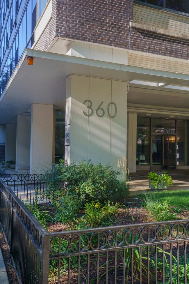 Foto del edificio - 360 W Wellington Ave