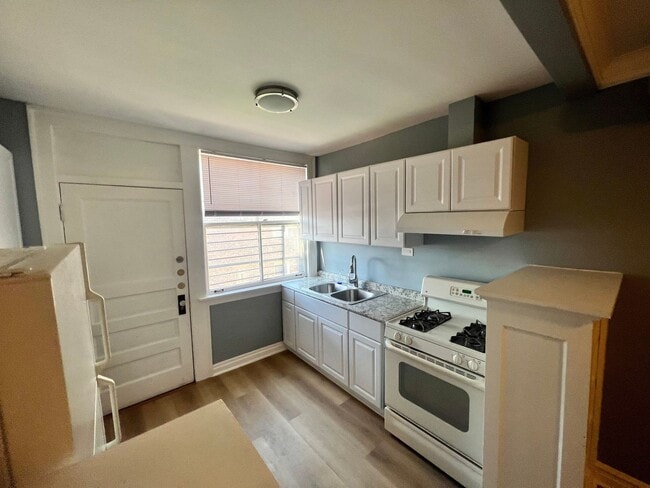 Building Photo - 3023 W 58th St