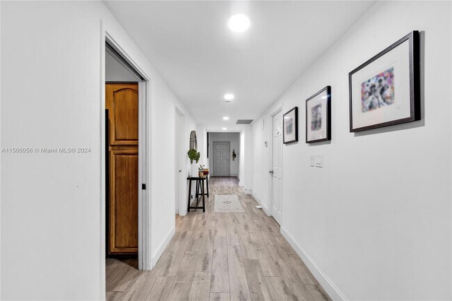 Foto del edificio - 121 Crandon Blvd