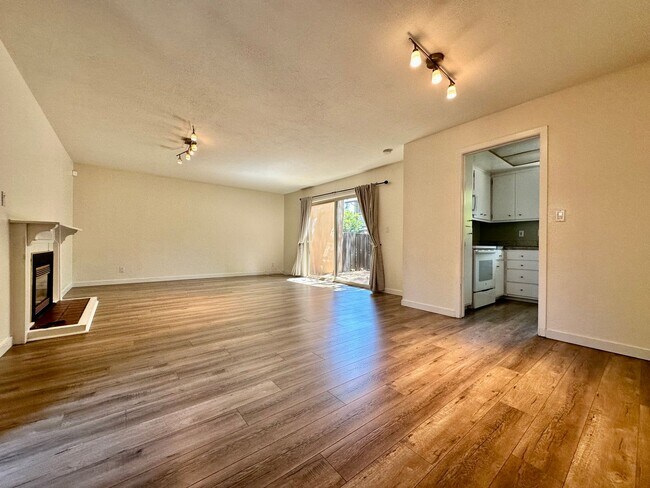 Foto del edificio - Spacious 3 Bed 2.5 Bath Walnut Creek Townhome - Commuter's Dream!