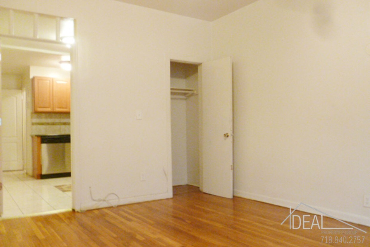 Foto principal - 130 Utica Ave