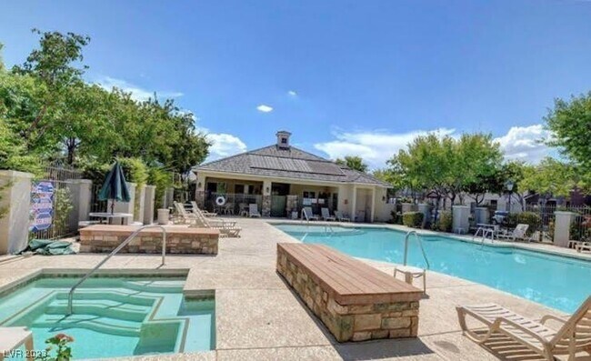 Foto del edificio - 8345 Hunter Brook St