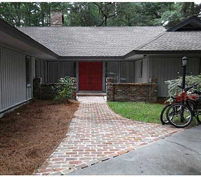 Building Photo - Home Located In Gated Community