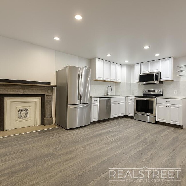 Foto del edificio - Charming Brownstone 2-Bed w/ Private Outdoor Space