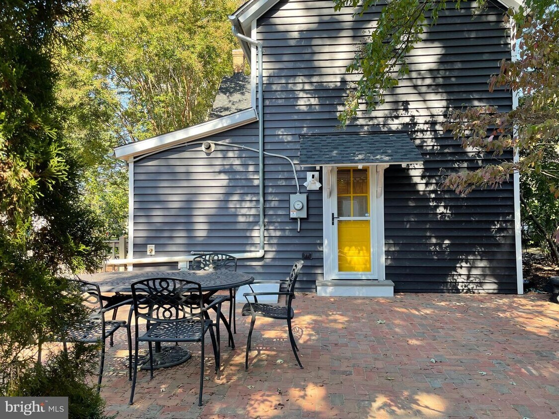 Primary Photo - 402 Cherry St