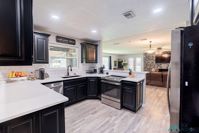 Building Photo - Available Soon! Large 3 bed 2 bath home on the golf course