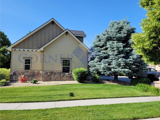 Building Photo - Fabulous Home with Community Pool!
