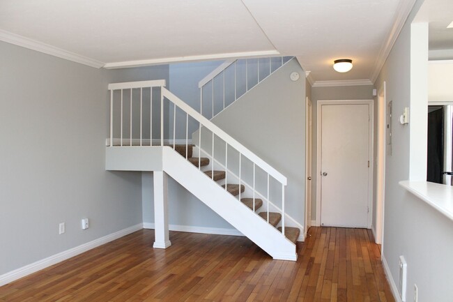 Building Photo - Spacious 3B/2.5BA UTC Townhouse w/ Garage,...