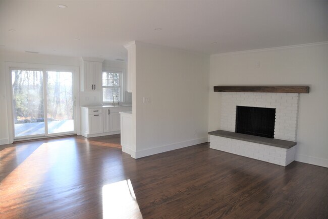 Foto del edificio - 32 Deer Hill Rd