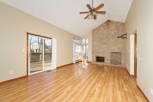 Foto del edificio - 3 Bedroom 2 Full Bath in a Lovely Setting ...