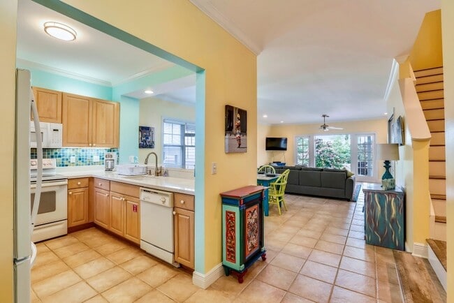 Foto del edificio - $500 OFF FIRST MONTH-Beautifully Furnished 3 Bed 2.5 Bath Home in the Sanctuary of the Key West G...