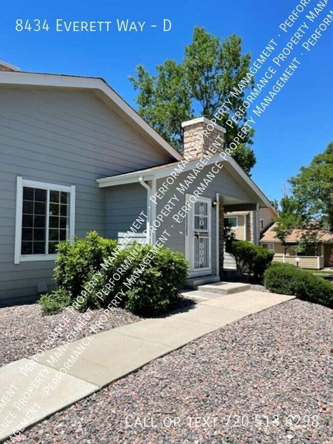 Building Photo - Lovely End Unit Condo Located in Beautiful...