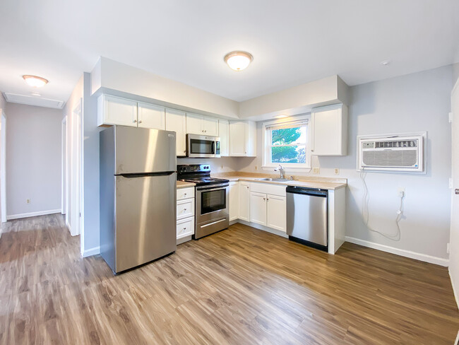 Bright Kitchen with Upgraded Appliances - Enby Gardens