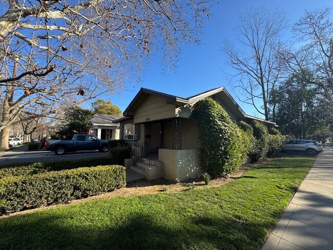 Foto del edificio - 3 bedroom 2 bathroom single family home | Located in Tahoe Park