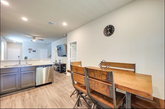 Foto del edificio - First Time Rental! 4 Bedroom 2 1/2 Bath ~M...