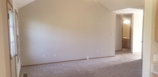 Foto del edificio - 815 N Pinewood Ave