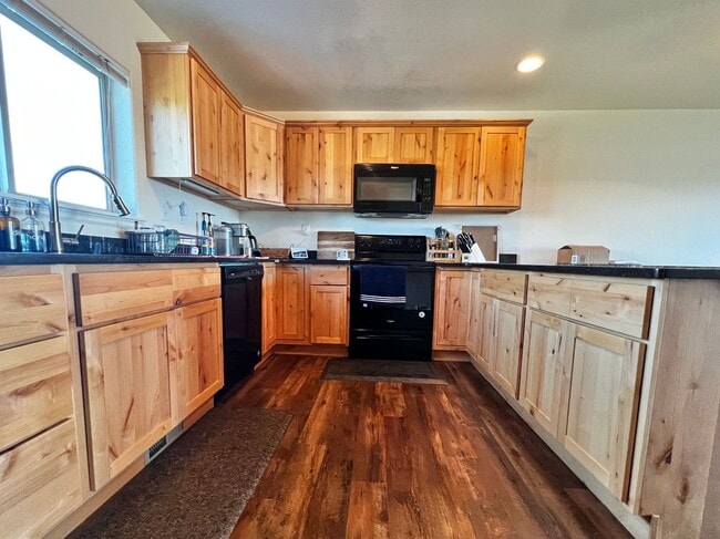 Building Photo - 2 Bedroom 2.5 bathroom Townhouse in Greeley