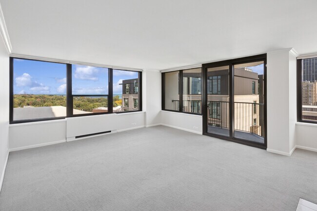 Foto del edificio - 1560 N Sandburg Terrace