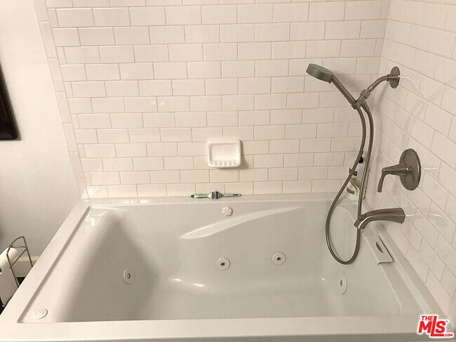 Foto del edificio - 8727 Shoreham Dr