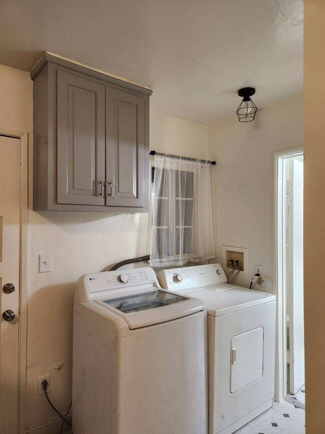 Washer/dryher - 7010 Cozycroft Ave