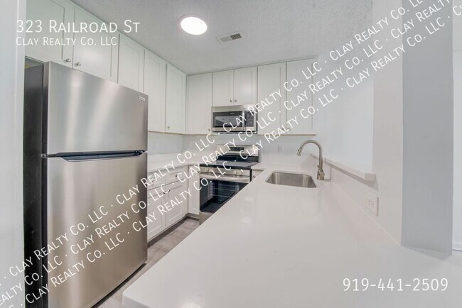 Foto del edificio - 323 Railroad St