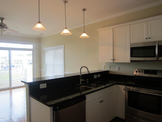 Building Photo - 4006 Marina Townes Dr